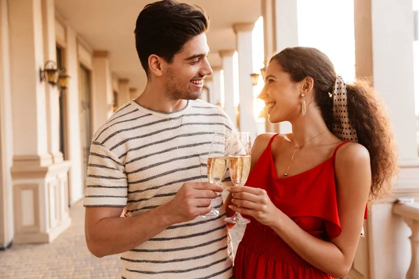 Imagem de casal caucasiano feliz abraçando e bebendo champanhe — Fotografia de Stock