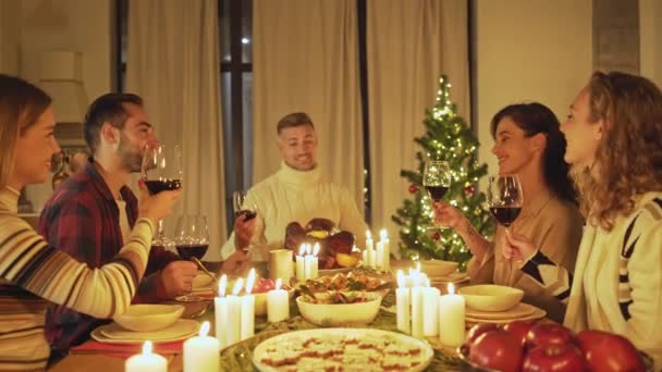 Família Amigos Têm Jantar Férias Casa Celebrando Véspera Natal Com — Vídeo de Stock