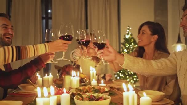 Família Amigos Têm Jantar Férias Casa Celebrando Véspera Natal Com — Vídeo de Stock