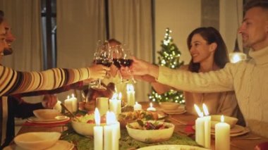 Aile ve arkadaşlar Noel arifesini evde geleneksel yemek ve dekorasyonla kutlayarak, kızarmış hindi sunarak kutlarlar.