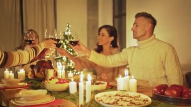 Aile ve arkadaşlar Noel arifesini evde geleneksel yemek ve dekorasyonla kutlayarak, kızarmış hindi sunarak kutlarlar.
