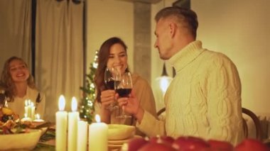 Aile ve arkadaşlar Noel arifesini evde geleneksel yemek ve dekorasyonla kutlayarak, kızarmış hindi sunarak kutlarlar.