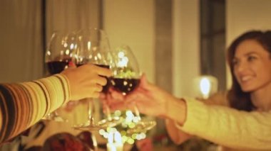 Aile ve arkadaşlar Noel arifesini evde geleneksel yemek ve dekorasyonla kutlayarak, kızarmış hindi sunarak kutlarlar.