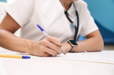 Doktor, masada yatan hastanın tarifini yazıyor..