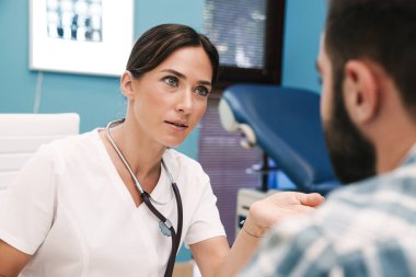 Doktor, hastanede hastayla konuşuyor..