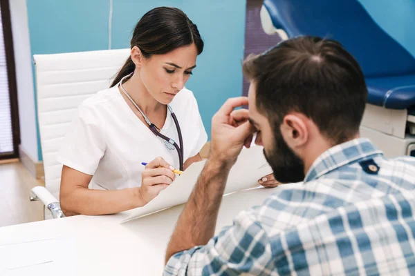 Doctor hablando con su paciente triste estresado — Foto de Stock