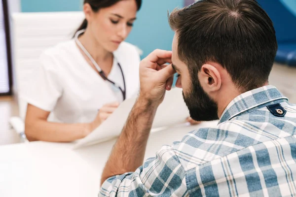 Doctor hablando con su paciente triste estresado — Foto de Stock