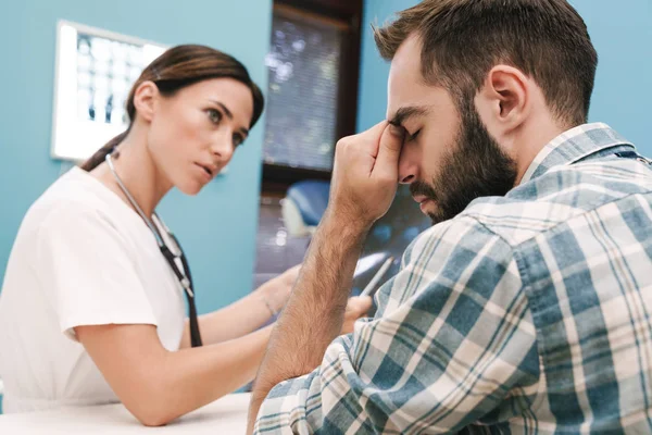 Доктор разговаривает с ее расстроенным пациентом — стоковое фото