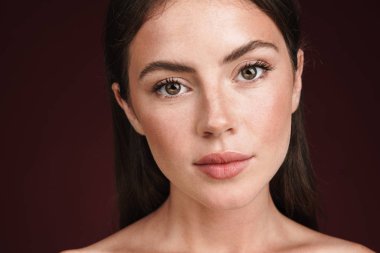 Güzel, yarı çıplak bir kadının, poz verip kameraya baktığı bir görüntü.