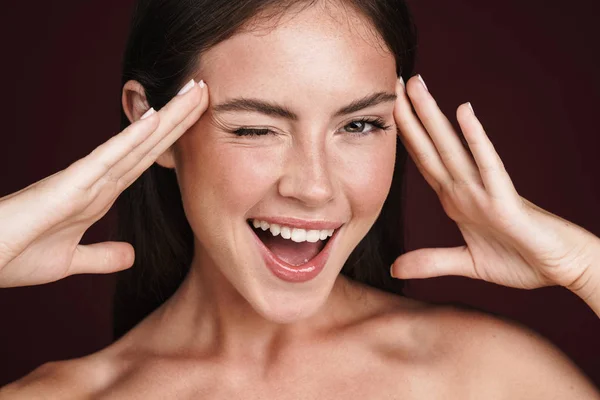 Imagen de una sonriente mujer semidesnuda tocando sus sienes y guiñando un ojo —  Fotos de Stock