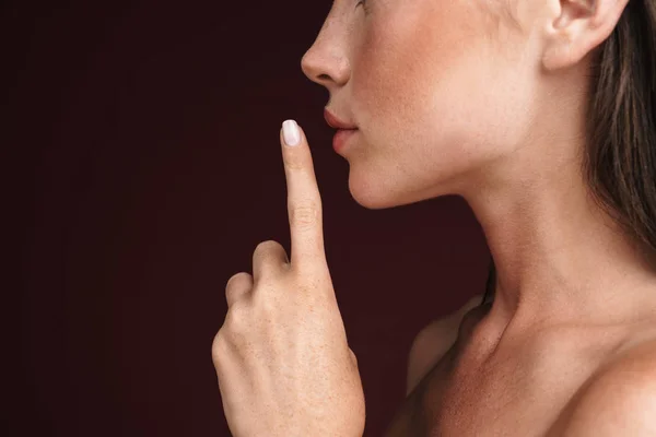 Imagen en perfil de mujer joven semidesnuda mostrando gesto de silencio — Foto de Stock