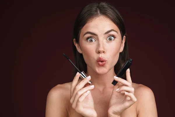 Bild av upphetsad halvnaken kvinna som gör kyss läppar och håller mascara — Stockfoto