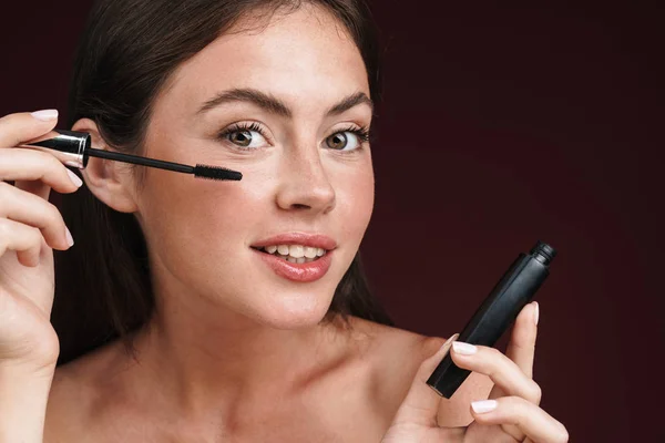 Image of pleased half-naked woman looking at camera and using mascara — Stock Photo, Image