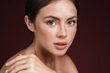 Çekici yarı çıplak kadın görüntüsü poz veriyor ve kameraya bakıyor.