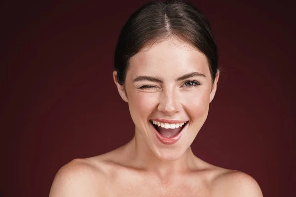 Immagine di una donna sorridente mezza nuda che strizza l'occhio e guarda la macchina fotografica — Foto Stock