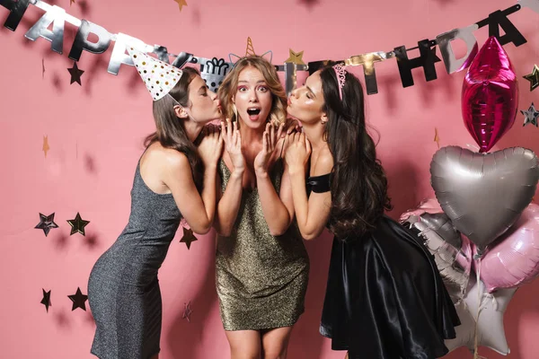 Doğum gününü kutlamak için elbise giyen üç neşeli güzel kız. — Stok fotoğraf