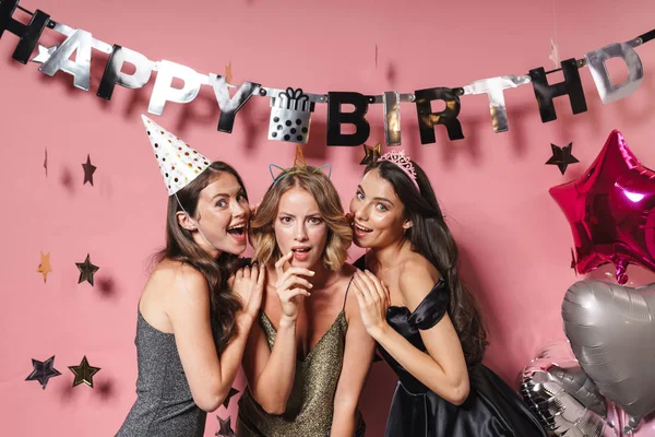 Imagem de três meninas festa encantada sorrindo e celebrando bir — Fotografia de Stock