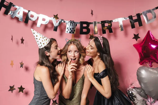 Bild von drei erstaunten Partygirls, die lächeln und Geburtstag feiern — Stockfoto