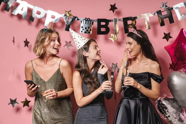 Imagem de meninas de festa segurando smartphone enquanto celebra birthd — Fotografia de Stock