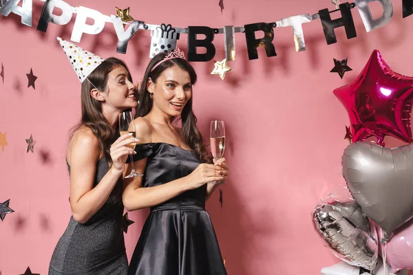 Mulheres amigas na festa de aniversário feliz fofocando — Fotografia de Stock