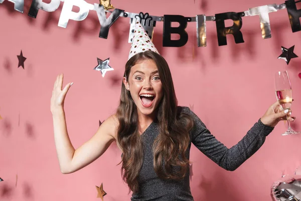 Optymistyczna piękna młoda kobieta na przyjęciu urodzinowym — Zdjęcie stockowe