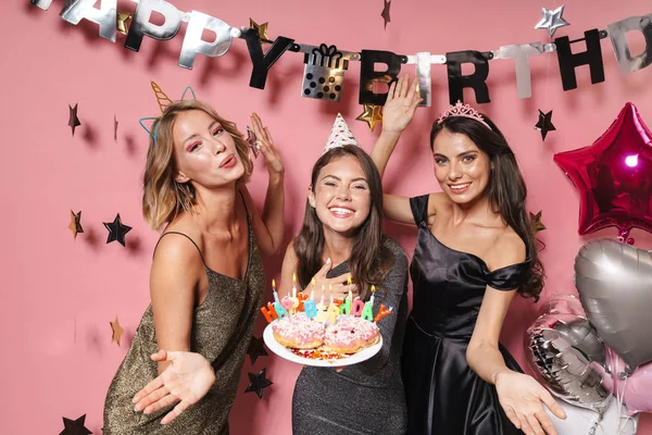 Doğum günü pastasını mumlarla tutan muhteşem parti kızlarının görüntüsü — Stok fotoğraf