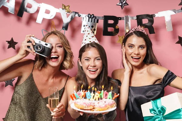 Imagem de meninas da festa com câmera retro segurando bolo de aniversário e — Fotografia de Stock