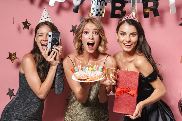 Imagen de chicas de fiesta emocionadas sosteniendo pastel de cumpleaños y caja de regalo —  Fotos de Stock