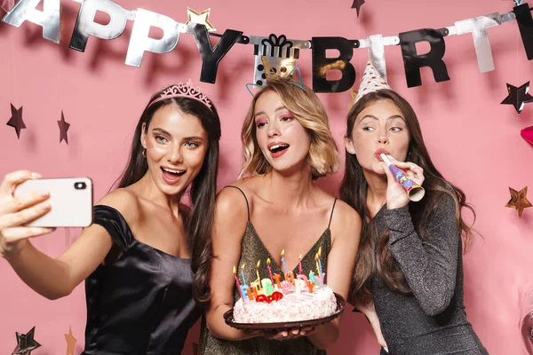 Bild von Party-Girls, die Selfie-Foto machen und Geburtstag feiern — Stockfoto