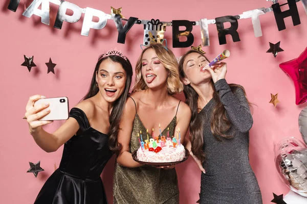 Parti kızlarının selfie çektikleri ve ellerinde doğum günü fotoğrafı tuttukları resim. — Stok fotoğraf