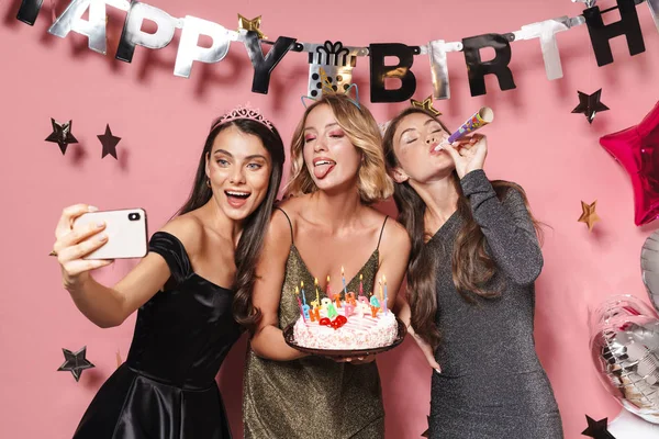 Imagem de meninas de festa tirando foto selfie e segurando aniversário ca — Fotografia de Stock