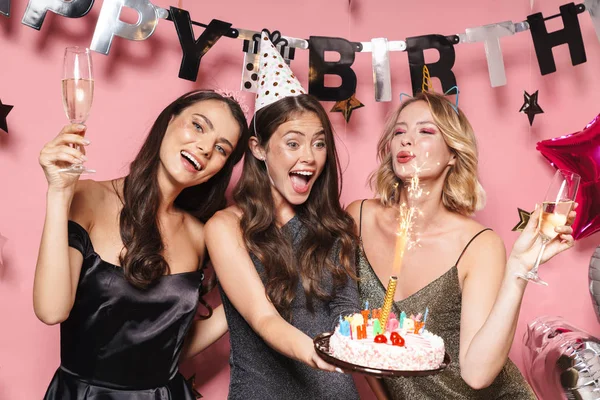 Imagem de meninas de festa bonito segurando bolo de aniversário e champanhe gl — Fotografia de Stock