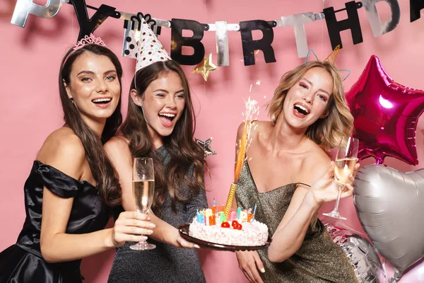 Bild fröhlicher Partygirls mit Geburtstagstorte und Champagner — Stockfoto
