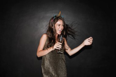 Kafkasyalı gülümseyen kadının dans ederken bardak tutuşu.