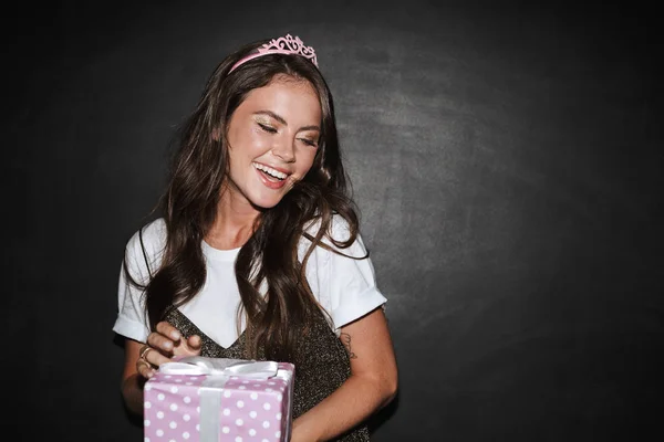 Girl with present gift box isolated — Stock Photo, Image