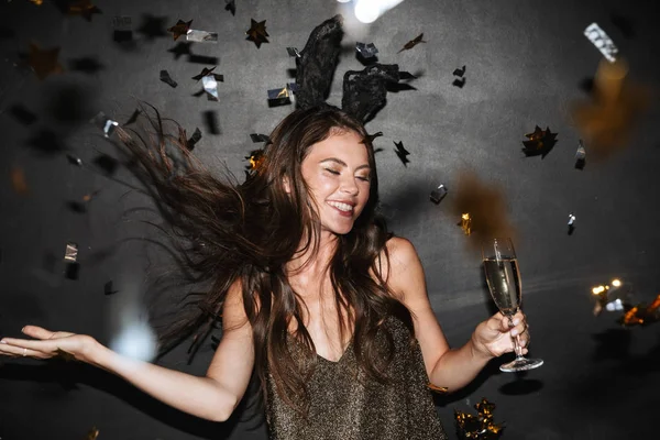 Image of brunette happy woman holding glass of champagne while dancing — Stock Photo, Image