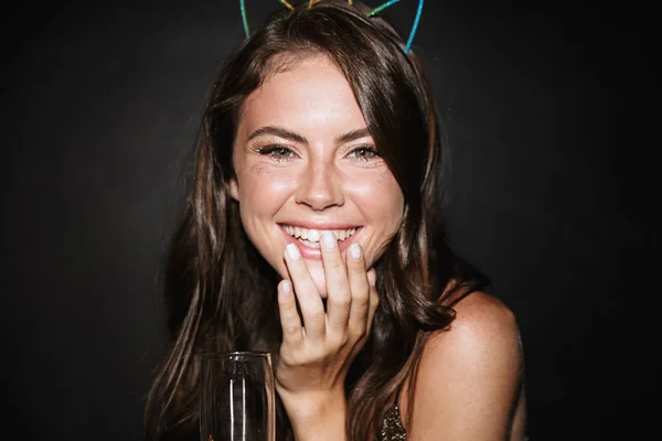 Bild av brunett leende kvinna hålla glas champagne samtidigt skrattar — Stockfoto