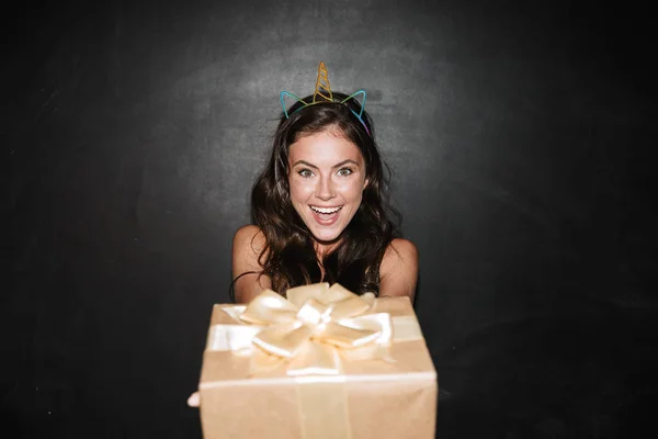 Image of brunette happy woman holding gift box and smiling — ストック写真