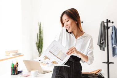 Asyalı genç iş kadını gülümseyen