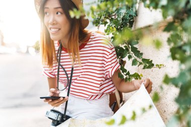 Güzel Asyalı kadın cep telefonu kullanıyor..