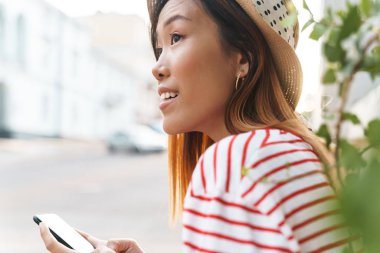 Cep telefonu kullanan Asyalı bir kadın..