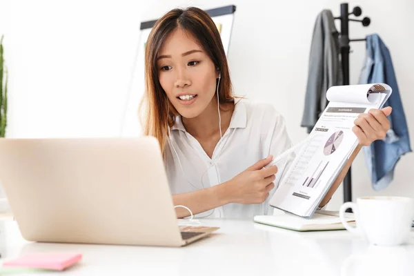 Sonriente joven asiático mujer de negocios teniendo reunión — Foto de Stock