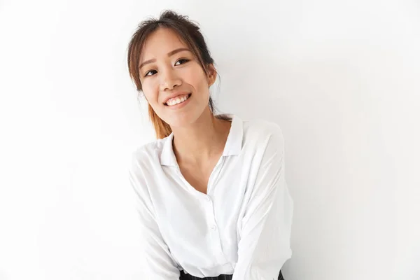 Attraente sorridente asiatico donna in piedi isolato — Foto Stock