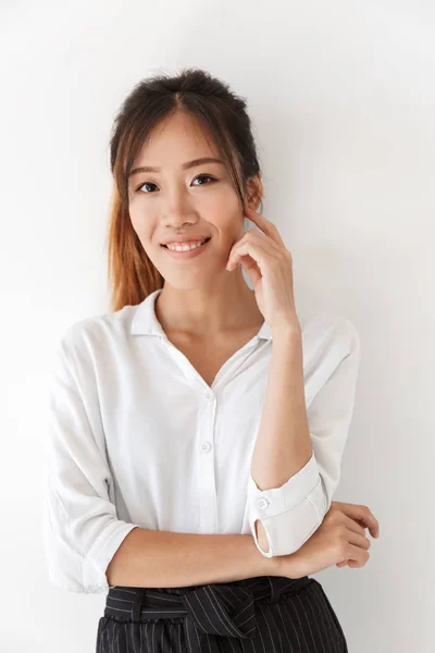 Aantrekkelijke glimlachende aziatische vrouw staand geïsoleerd — Stockfoto