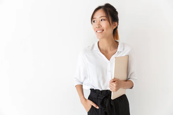 Aantrekkelijke glimlachende aziatische vrouw staand geïsoleerd — Stockfoto