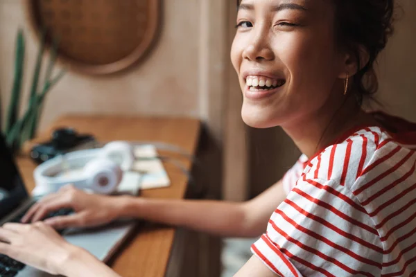 Allegria bella donna asiatica utilizzando computer portatile . — Foto Stock