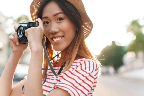 Porträtt av asiatisk turist kvinna fotografering på retrokamera på — Stockfoto