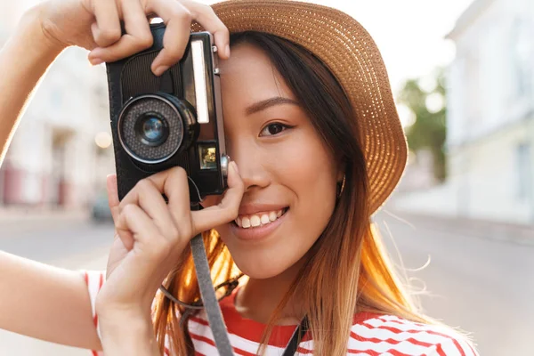Portrait of asian tourist woman photographing on retro camera on — Stock Photo, Image