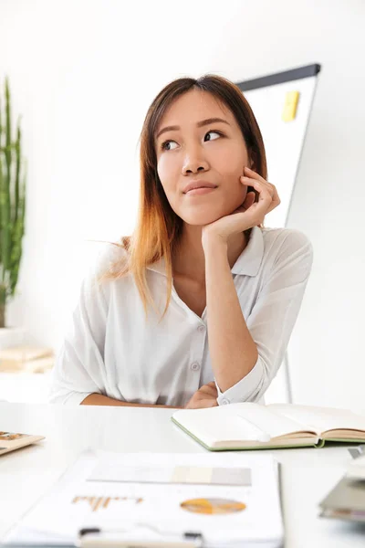 Aantrekkelijke jonge Aziatische zakenvrouw werken — Stockfoto