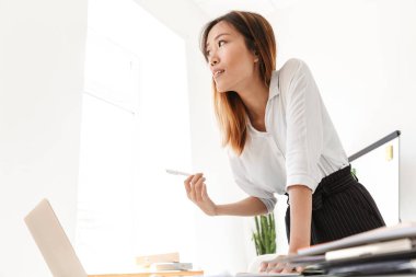 güzel genç Asyalı işkadını